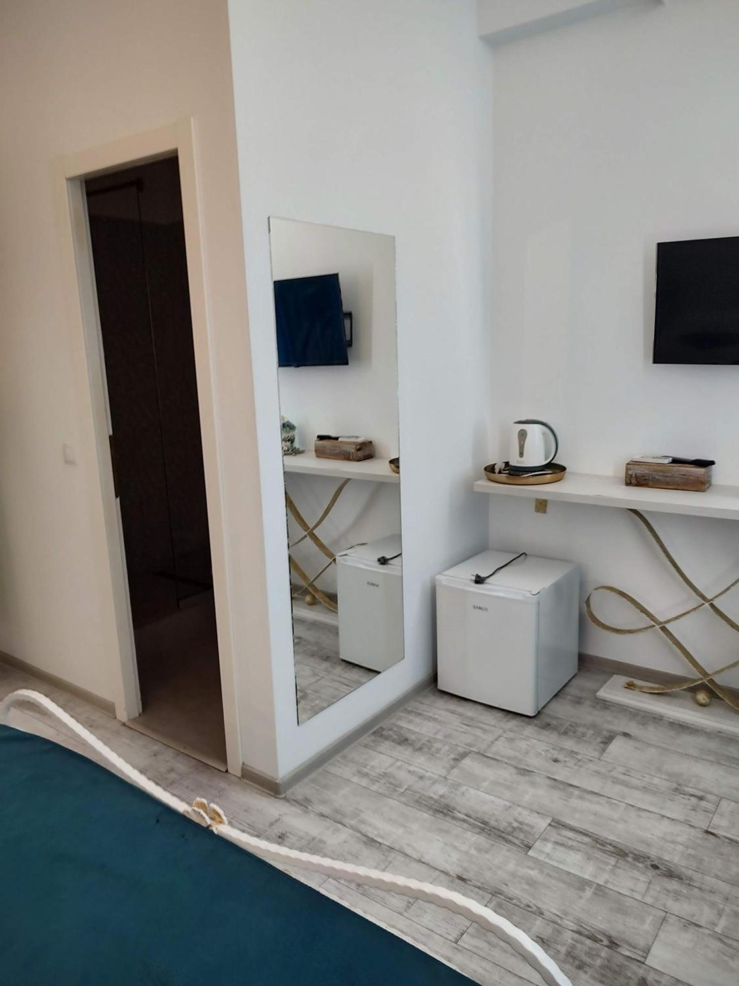 Bed and Breakfast Puzzle Magic Питешти Экстерьер фото