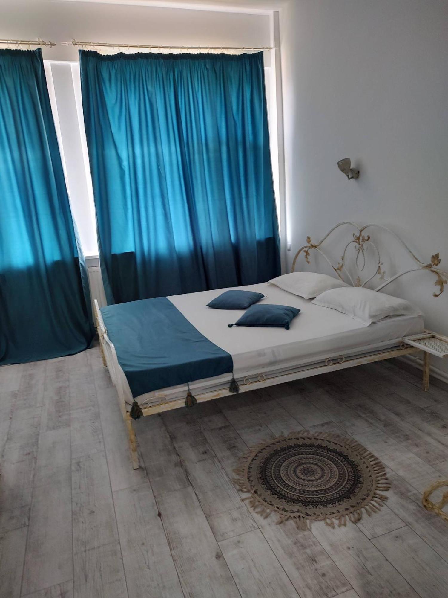 Bed and Breakfast Puzzle Magic Питешти Экстерьер фото
