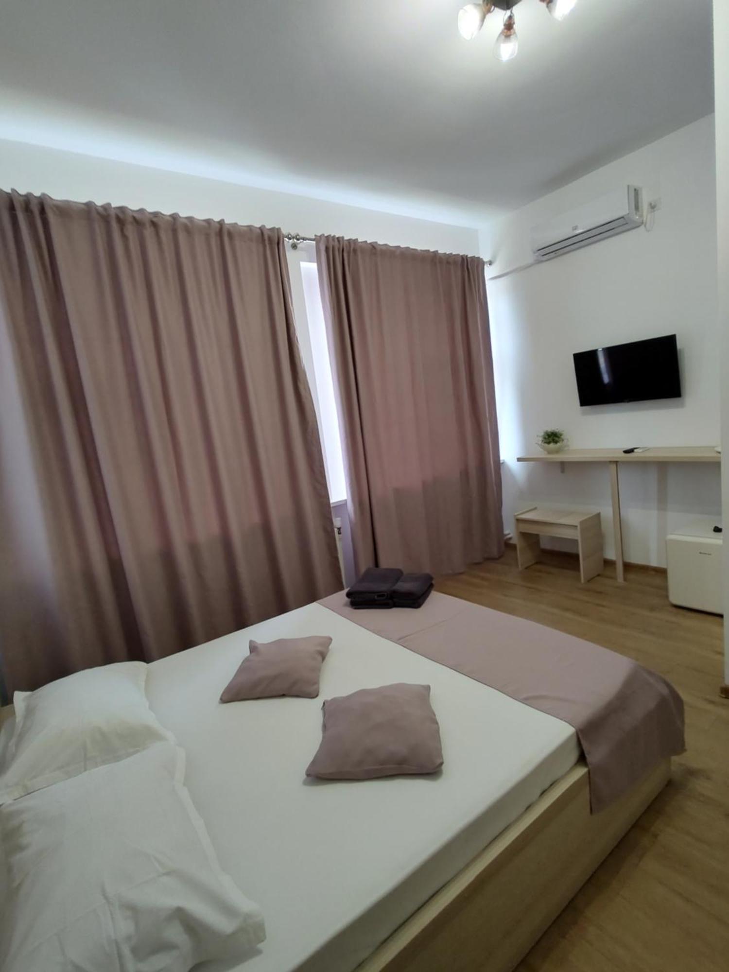 Bed and Breakfast Puzzle Magic Питешти Экстерьер фото